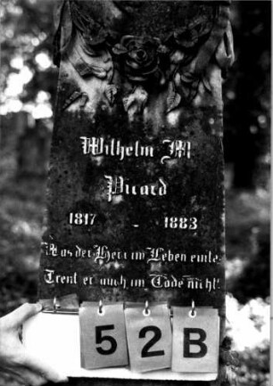 Grabstein 52 (Index: 100109286) Material: Sandstein oder Marmor (?), Sockel Kalkstein Zustand: leicht verwittert Maße HxBxT: 183x46x46 cm Beschreibung: Obelisk, getreppter Sockel Symbolik: Blumengirlande Steinmetz: Beerli, Mammern Besonderheit: Nummer auf Rückseite: 150: Grabstein 52B