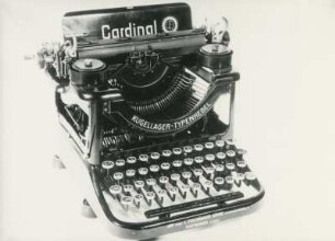Schreibmaschine "Cardinal" der Uhrenfabrik Vorm. L. Furtwängler Söhne