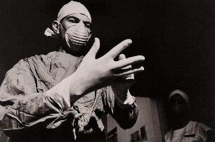 Der Herzchirurg Christiaan Barnard bereitet sich auf eine Operation vor