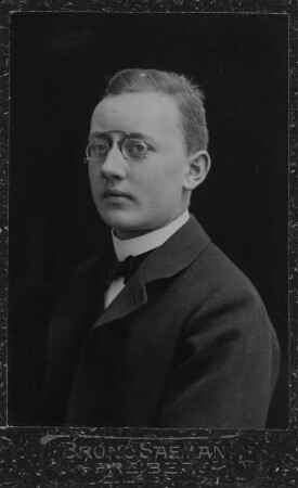 Junger Mann mit Kneifer : Porträt eines jungen Mannes mit Kneifer. Fotografie (Carte-de-visite mit Atelieraufdruck verso) von Bruno Saemann in Freiberg (Sachsen)