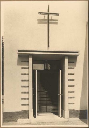 Gemeindehaus der St.Laurentius-Kirchengemeinde, Am Generalshof, Berlin-Köpenick: Aussenaufnahme Straßenfassade Eingangstür, geöffnet, zum Treppenhaus und Versammlungsräumen