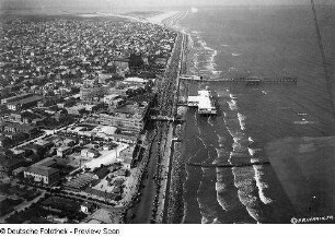 Texas, Galveston, Seebauwerke, Air view of Galveston, ..., showing a section of the famous Seawall ..., Aufnahme, Chamber of Commerce, Galveston