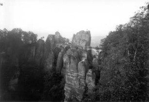 Sächsische Schweiz. Felsenburg Neurathen und Basteibrücke (1851; Sandstein, Länge 76,5 m). Blick vom Ferdinandstein nach Süden