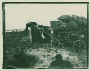 Zwei Frauen ziehen einen holzbeladenen Karren, Blick auf Charlottenburg II, mit Schatten Heinrich Zille