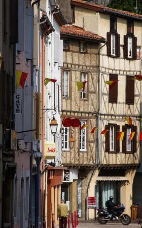 Frankreich. Midi Pyrenees. Ariege. Foix. Typische Hauszeile