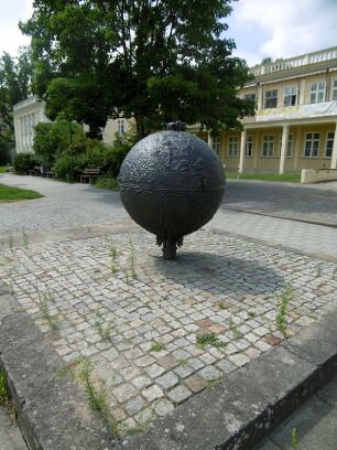 Erdkugel/Weltkugel (vor dem Dokumentationszentrum Erich-Weinert-Allee 3, WK II), Eisenhüttenstadt
