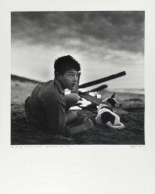 Der Junge und sein Hund - Zandvoort um 1960. Der Junge in Zandvoort, um 1960