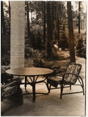 Garten Simon, Berlin-Dahlem: Terrasse mit Gartenmöbeln