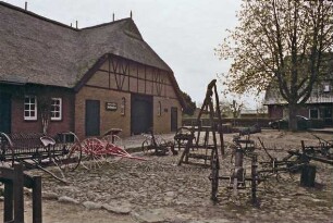 Stormarnsches Dorfmuseum: Landwirtschaftliche Geräte im Außenbereich