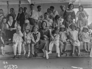 Kinderfest : Passagiere beim Kinderfest auf Deck des Dampfschiffes Usambara