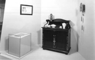Jugendstil in Dresden : Ausstellung des Kunstgewerbemuseums "Jugendstil in Dresden" im Residenzschloß, 18.09.-05.12.1999. Saal 2. Interieur-Koje mit Kredenz (1899; J. V. Cissarz, Ausführung Dresdner Werkstätten für Handwerkskunst)