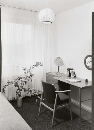 Armlehnstuhl : Musterdamenzimmer für eine 4-Raum-Wohnung (1965; Zentrales Entwicklungsbüro Schkeuditz). Arbeitsplatz