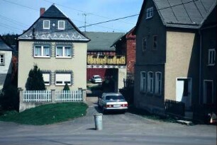 giebelständiges Wohnhaus mit Vorgarten, Hofzufahrtr
