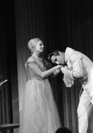 Szenenbilder aus "Leonce und Lena", Kammeroper von Kurt Schwaen nach dem Lustspiel von Georg Büchner. Staatsoper Berlin im Apollo-Saal, Uraufführung 15.10.1961