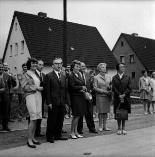 Sonderschule [später: Schule am Kurpark: Förderzentrum am Kurpark]: Am Kurpark: Richtfest: Gäste: hinten Einfamilienhäuser: 5. Juli 1968