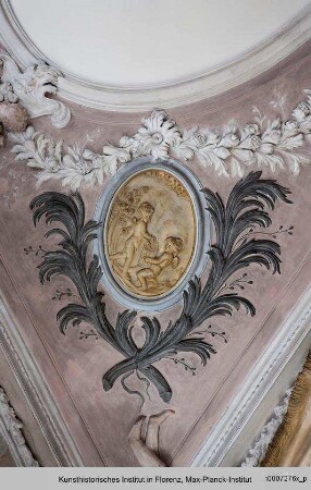 Stuckdecke mit Putti : Reliefmedaillons mit szenischen Puttendarstellungen : Trommelnde Putti