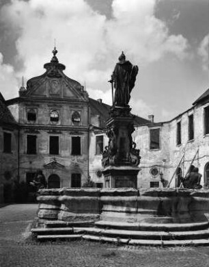 Wittelsbacher Brunnen : Wittelsbacher Brunnen. Bronze, Sandstein (um 1610/1613; H. Krumpper). München, Residenz, Innenhof, Brunnenhof