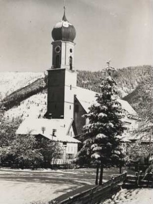 Oberbayern im Winter. Oberammergau. Ansicht der schneebedeckten katholischen Pfarrkirche St. Peter und Paul.