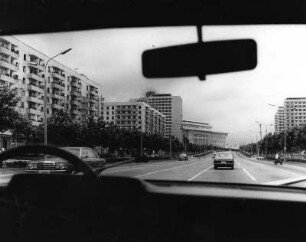 Nordkorea 1982. Fahrt im Funktionärs-Mercedes auf einer leeren Hauptstraße im Zentrum der Hauptstadt Pjöngjang, dort auch andere Mercedes-Autos