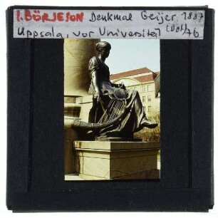 Uppsala, Börjeson, Denkmal für Erik Gustaf Geijer : Allegorische Figur am Sockel