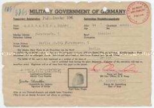 Registrierkarte der Alliierten Militärregierung für einen Schüler (mit Fingerabdruck)