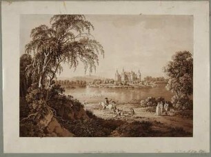 Das Jagdschloss in Moritzburg bei Dresden von Südosten über den Schlossteich gesehen, im Vordergrund Jäger mit Hundemeute und Spaziergänger