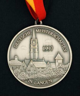 Silbermedaille Deutsche Meisterschaften in Kurzschrift und Maschinenschreiben in Langen 1997 am schwarz-rot-goldenen Band : Sammlung Deutscher Stenografenbund. Silbermedaille Deutsche Meisterschaften in Kurzschrift und Maschinenschreiben in Langen 1997 am schwarz-rot-goldenen Band. Messing, versilbert; Durchmesser 50 mm, Gewicht 39,5 g (1997; Deschler & Sohn, München). Dresden: SLUB R c 0573