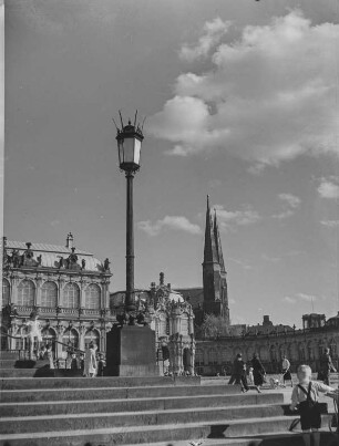 Dresden-Altstadt. Zwinger. Blick zur Sophienkirche