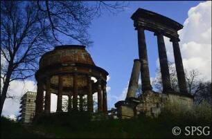 Potsdam, Park Sanssouci, Ruinenberg, im Hintergrund der eingerüstete Normannische Turm.