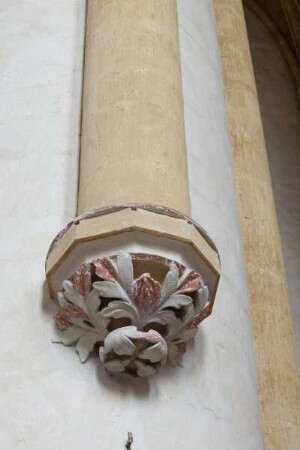 Dienstkonsole mit Laubwerk