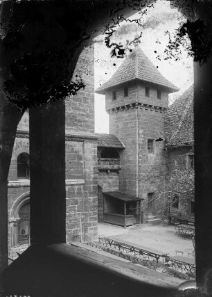 Burg. Blick über den Innenhof