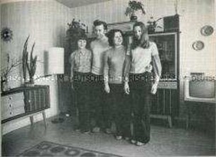 Familie in ihrer Neubauwohnung