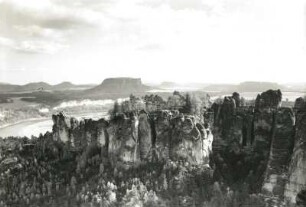 Sächsische Schweiz, Rathener Gebiet. Felsenburg Neurathen und Basteibrücke. Blick vom Gansfelsen zum Lilienstein