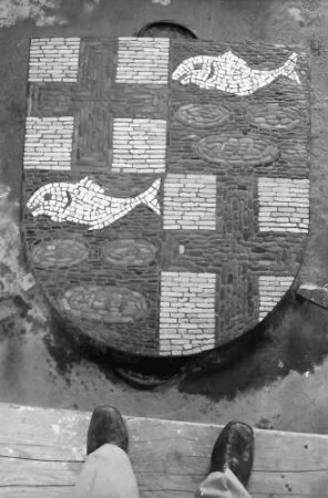 Freiburg: Bauhof, Wappen des Erzbischof Dr. Saier in Rheinkieselmosaik