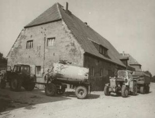 Maxen, Wohnhaus, Ehemaliges Rittergut : Maxen (Kreis Pirna), Ehemaliges Rittergut, Maxener Straße 1, 1844, Wohnhaus, Hofansicht mit Jauche- und Futterfahrzeugen
