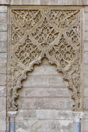 Reliefierte Fassadenzone — Blendarkade mit relifierter Sebka- und Moreskenornamentik