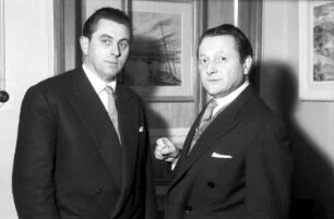 Freiburg: Dimitrie Berea der rumänische Maler und der Direktor Hell des Institut Francais; vor Gemälde in Vitrine
