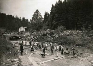 Unwetterkatastrophe im Osterzgebirge am 8./9. Juli 1927. Müglitztal. Holzbarre (angeschwemmtes Holz) vor Straßenbrücke oberhalb von Bärenstein. Ansicht mit beginnenden Aufräumarbeiten