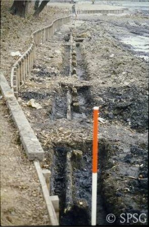 Berlin, Schlossgarten Charlottenburg, Umgebung Karpfenteich, Sanierungsarbeiten am Karpfenteich im Frühjahr 1980, östliche Spundwand von Norden.