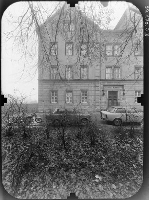 Kamenz, Platz der Jugend (Schulplatz) 1. 1. POS (1. Mittelschule; 1843-1844). Eingangsfront (Teilansicht)