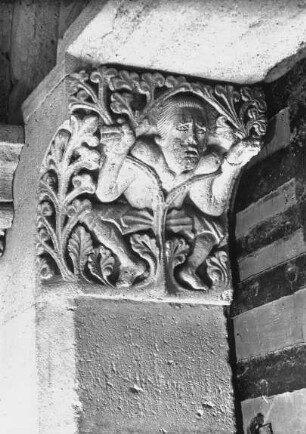 Halberstadt, Dom St. Stephanus und St. Sixtus, Vorhalle, Südwand, Portal zum Turm, lkinke Türsturzkonsole