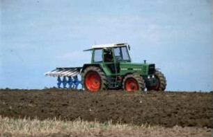 Fotografie: Wendende Bodenbearbeitung, Volldrehpflug, Allradtraktor, Streifenkörper