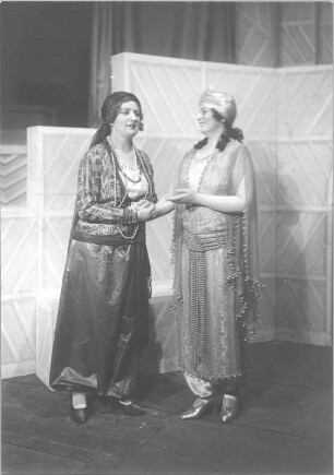Der Barbier von Bagdad. Oper von Peter Cornelius nach eigenem Libretto. Staatsoper Dresden, Neuinszenierung 17.12.1928 : Szene 2. Akt mit Helene Jung als Bostana und Meta Seinemeyer als Margiana