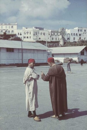 Reisefotos Ägypten. Straßenbild mit zwei sich unterhaltenden Männern mit Fesen