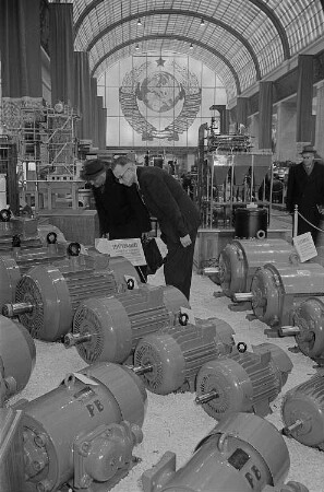 Messebesucher beim Betrachten von Elektromotoren in der Ausstellungshalle der Sowjetunion