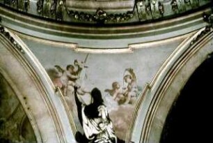 Pendentif über der Temperantia-Statue: Putti mit Einhorn und Trinkgefäß