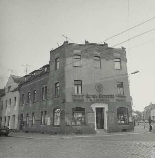 Glauchau, Wohn- und Geschäftshaus mit Kreuz-Drogerie, Eckansicht
