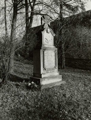 Denkmal für die Gefallenen des 1. Weltkrieges : Denkmal für die Gefallenen des 1. Weltkrieges. Sandstein (nach 1918). Waldenburg (Sachsen)-Dürrenuhlsdorf, Dorfstraße