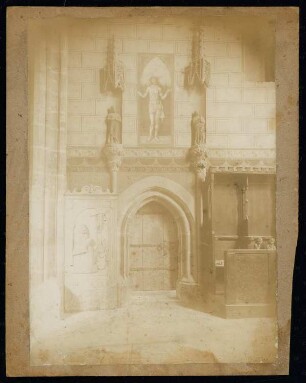 Herrgottskirche, Creglingen: nördliche Chortür mit Grabstein und Gestühl