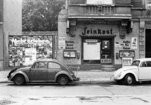 VW-Käfer vor einem Lebensmittelgeschäft